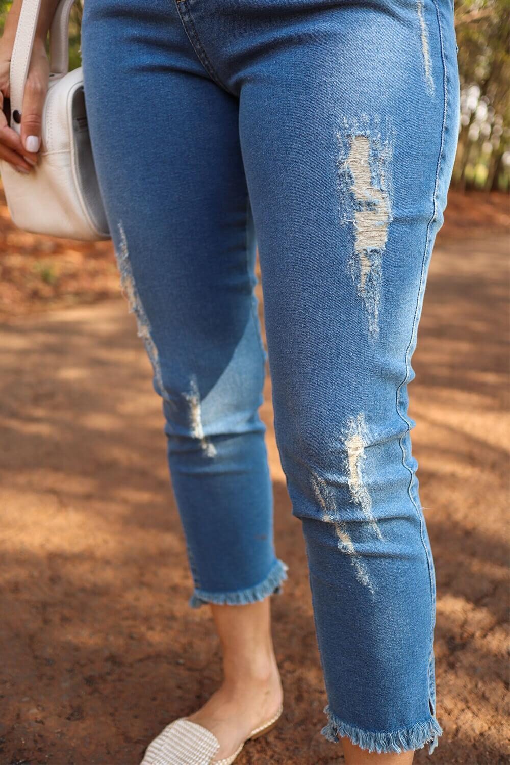 Calça Jeans Pantacourt Barra Desfiada