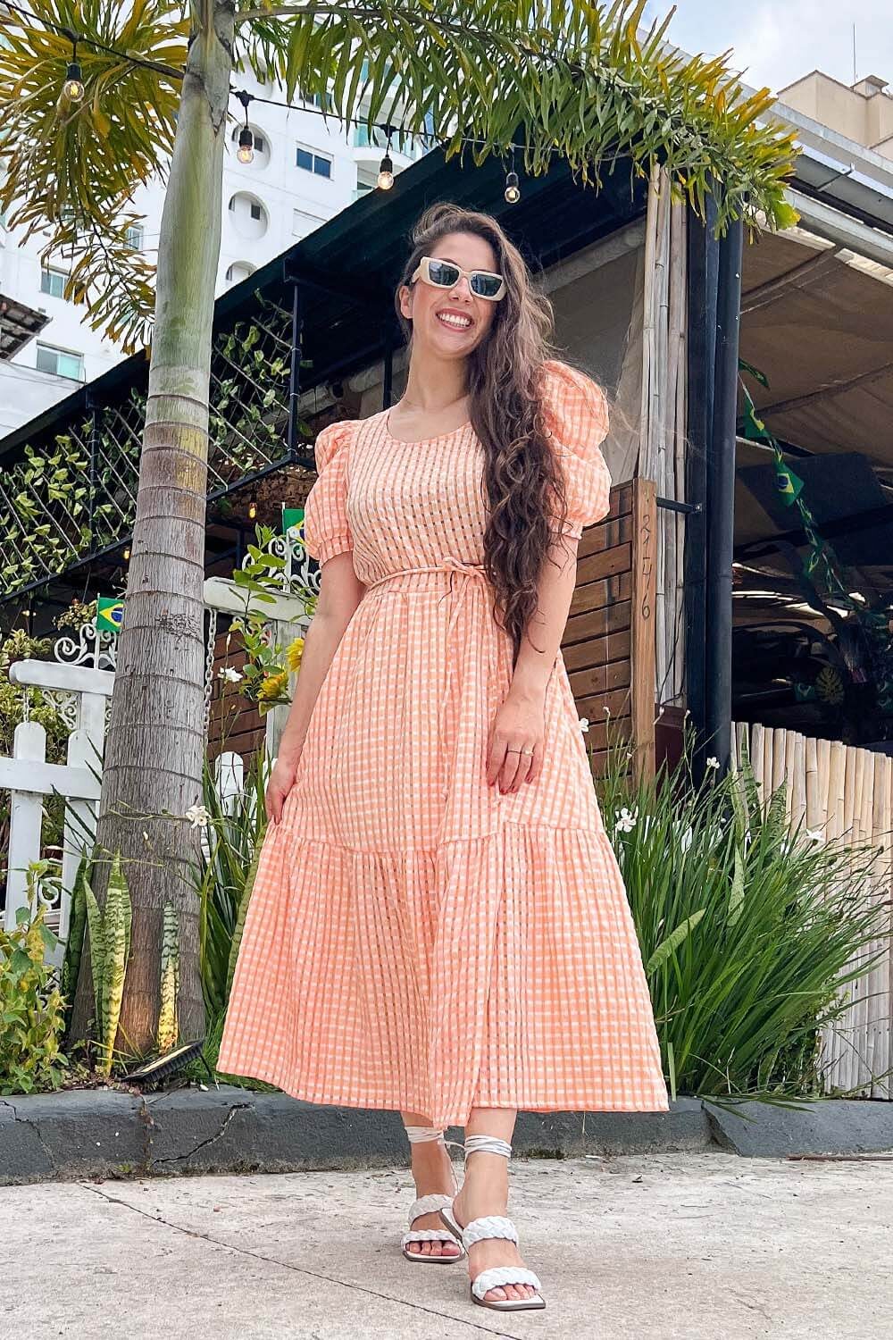 Vestido Carol Camila Comprimento Midi Em Crepe Estampa Vichy Cores Laranja e Off.