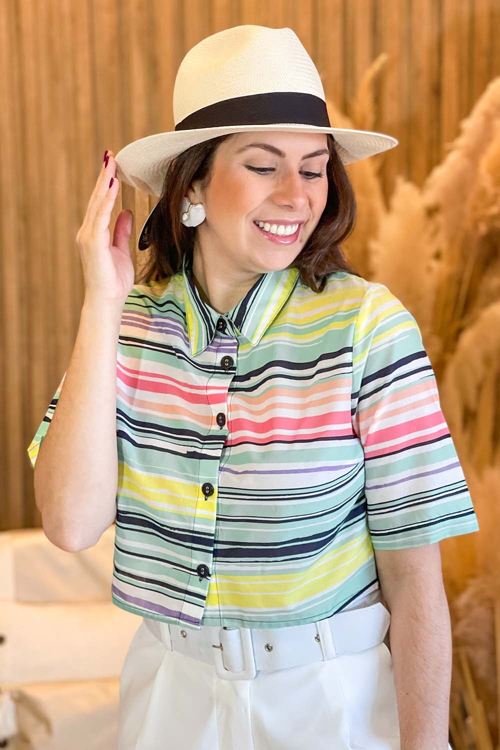 Camisa Carol Camila Cropped Em Algodão Estampa Fundo Off White e Listras Coloridas.