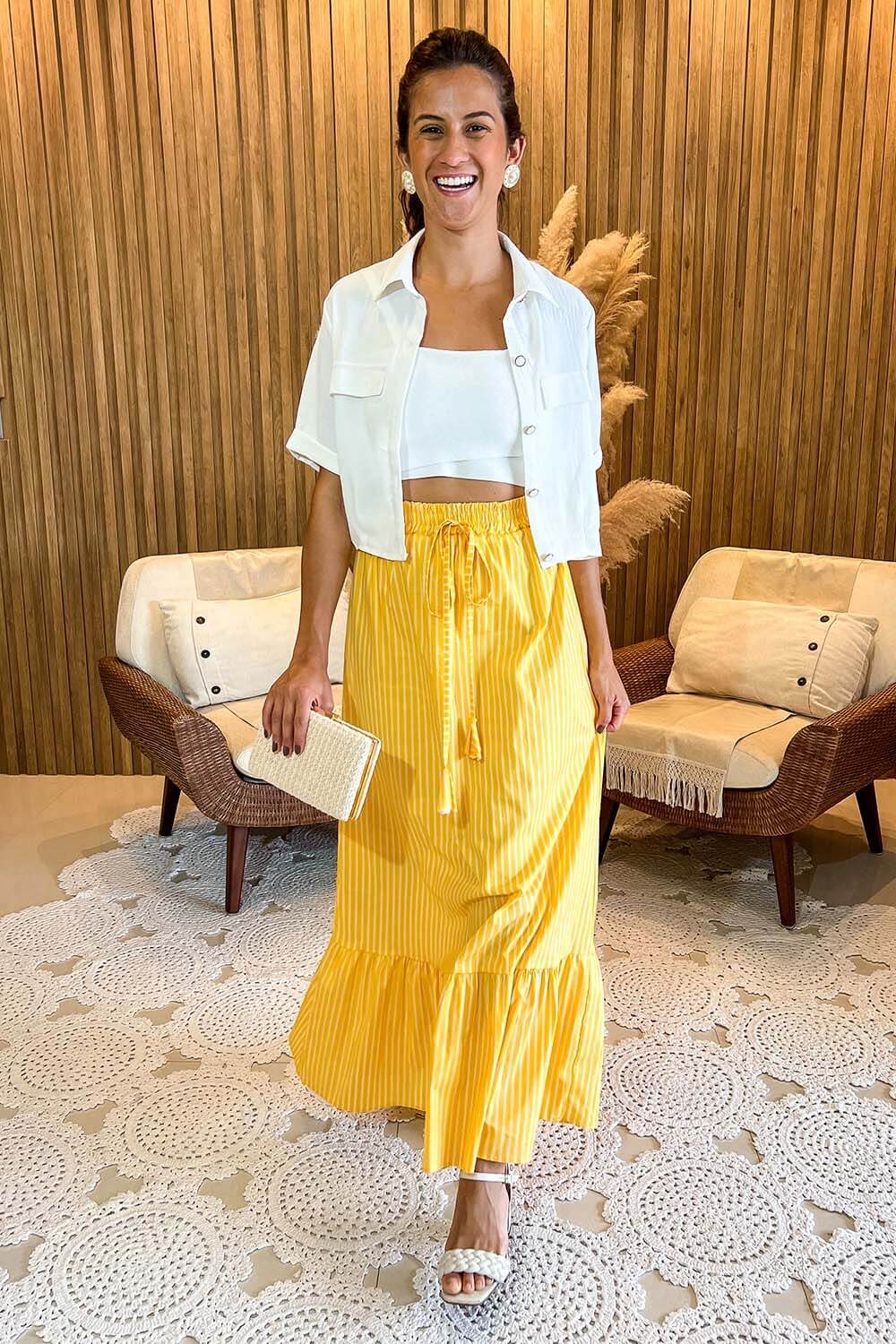 Saia Carol Camila Midi Alongada Com Cós De Elástico Em Algodão Com Listras Amarelo e Branco.