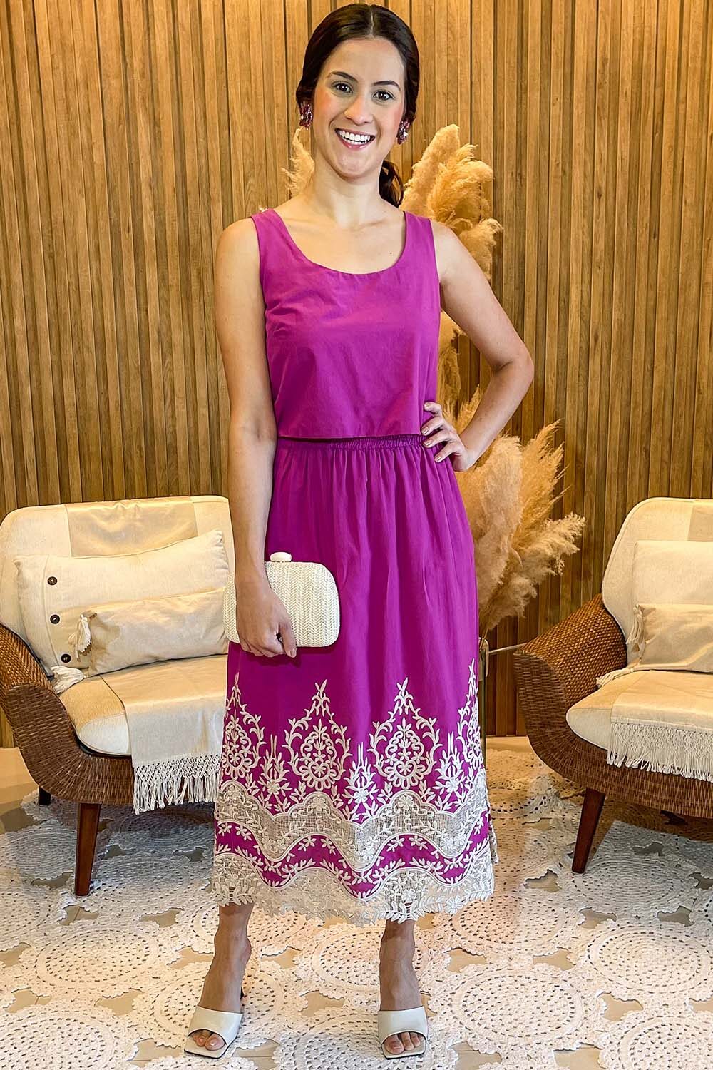 Conjunto Carol Camila Cropped Regata e Saia Midi Com Fenda Na Lateral Em Viscose Com Barrado Renda Guipir Areia Cor Fúcsia.