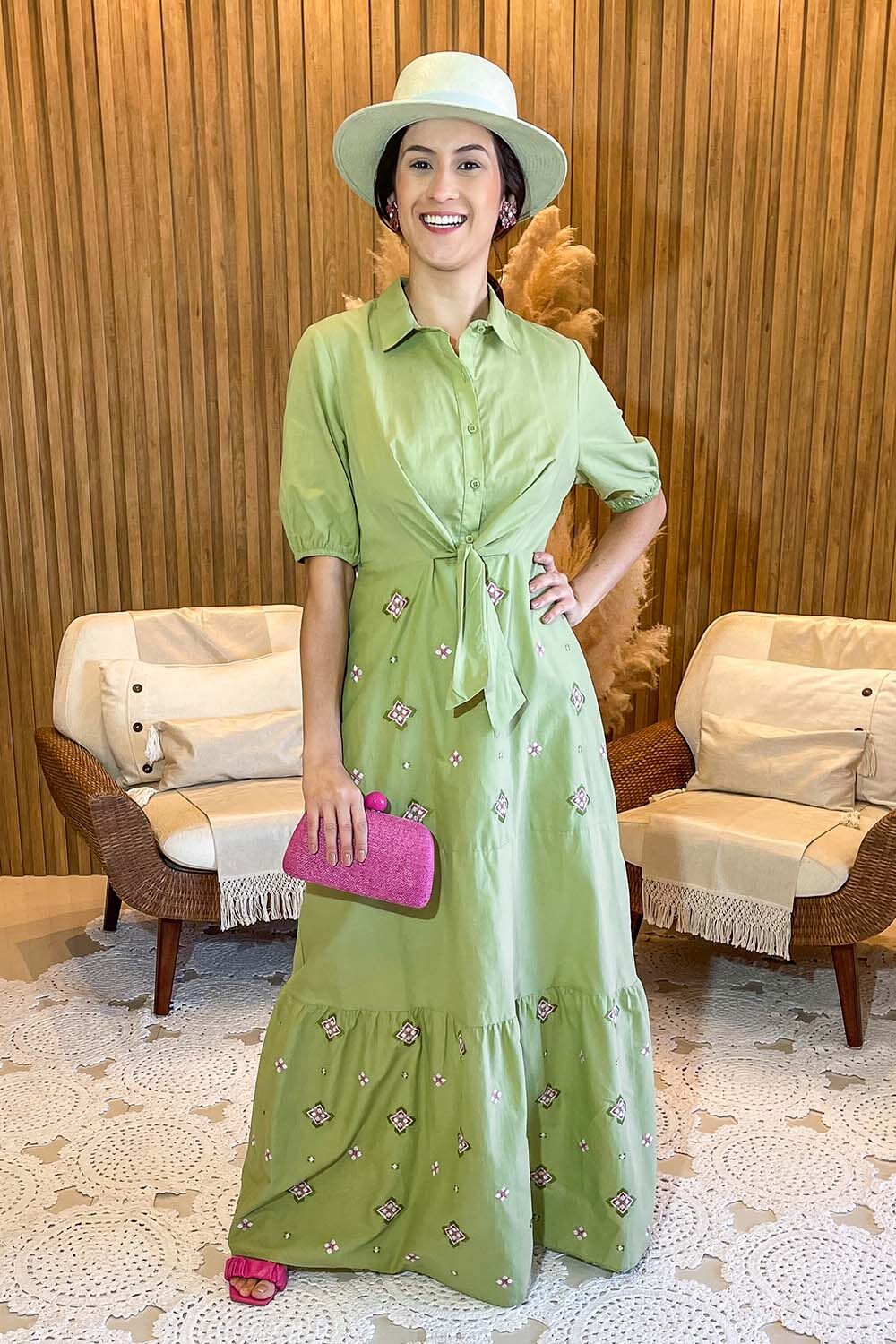 Vestido Carol Camila Longo Em Viscose Com Corpo Camisa e Detalhe Amarração Na Cintura e Bordado Maquinetado Cor Verde