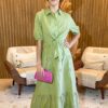 Vestido Carol Camila Longo Em Viscose Com Corpo Camisa e Detalhe Amarração Na Cintura e Bordado Maquinetado Cor Verde