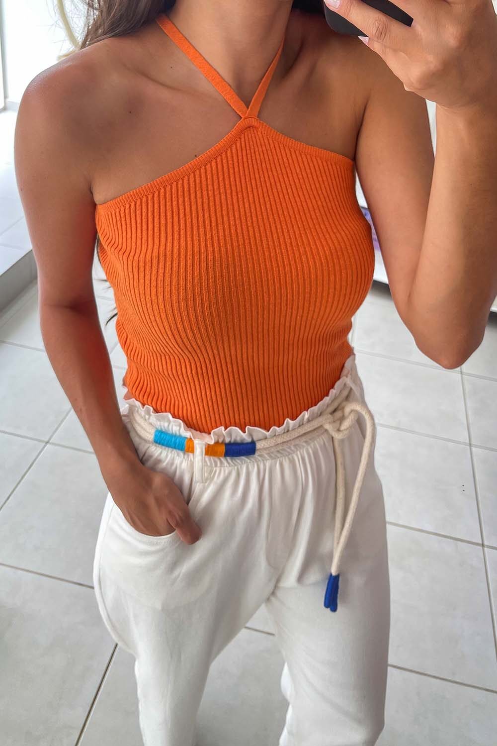 Calça Carlota Costa Modelagem Jogger Com Cós De Elástico Em Visco Linho Cor Off White, Possui Cinto Cordão Cru.