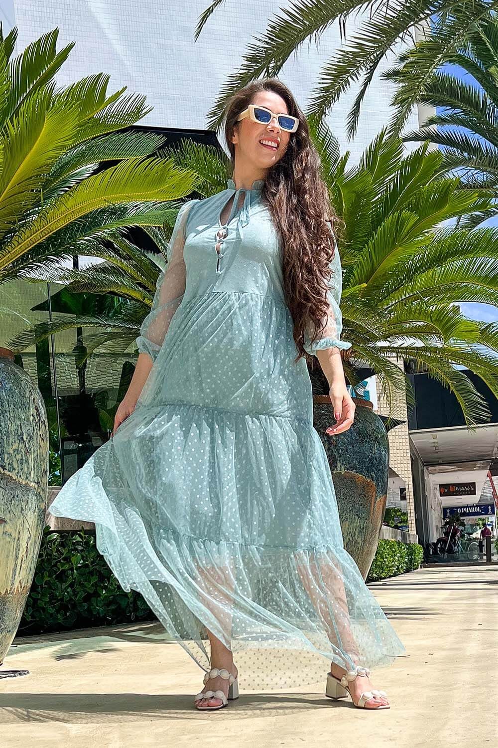 Vestido Carol Camila Comprimento Longo Manga Longa Com Botões no Busto Em Tule Poá Cor Azul Claro.