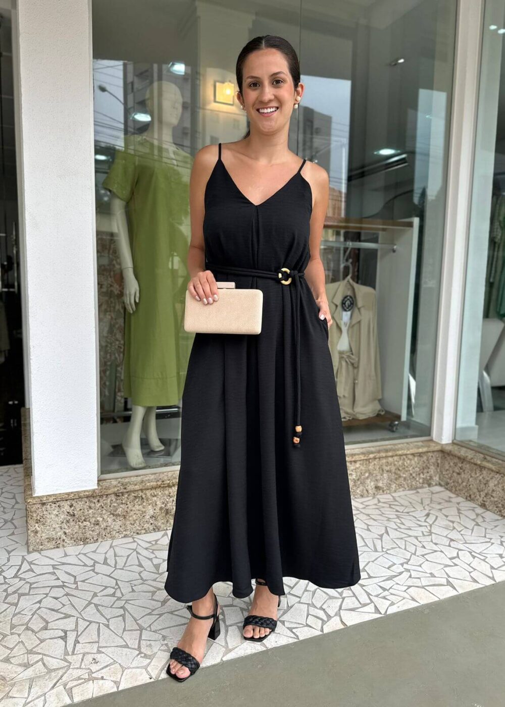 vestido preto midi alongadao carlota costa