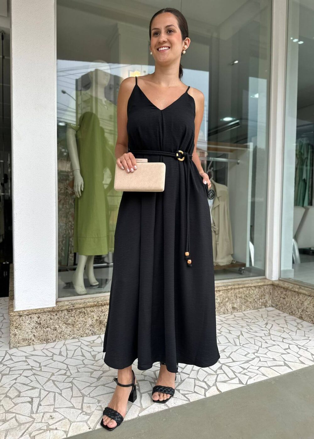 vestido preto midi alongadao carlota costa
